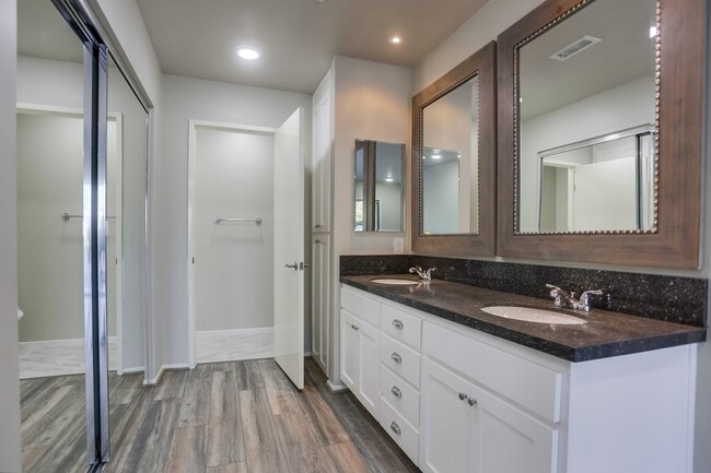 Building Photo - 2 Bedroom Oceanside Condo, with Private Ya...