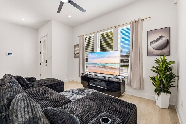 Building Photo - 6528 Weston St