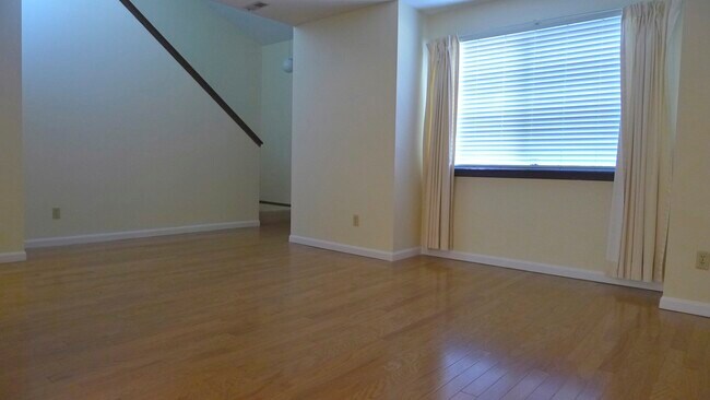 Building Photo - 1602 Lyndhurst W Dr