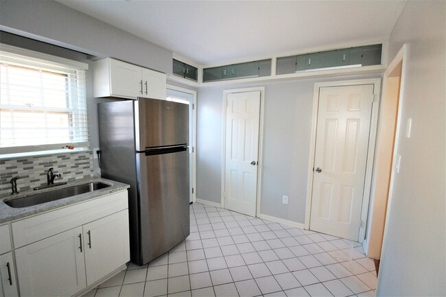 Building Photo - (MOVE-IN SPECIAL!) Renovated 2 Bedroom Tow...