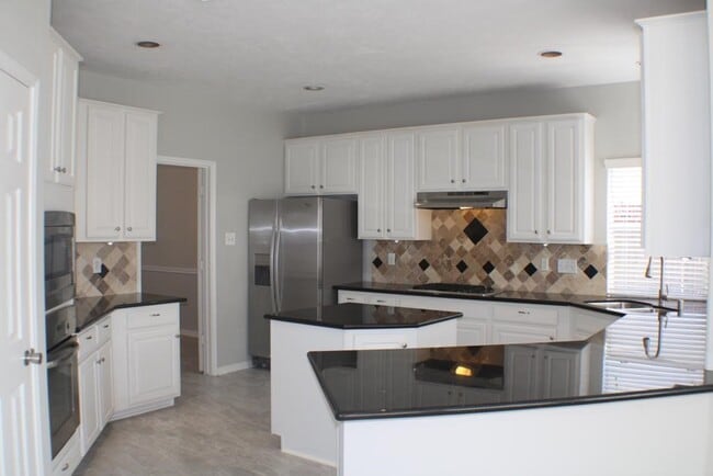 Building Photo - 2411 Rose Hollow Dr