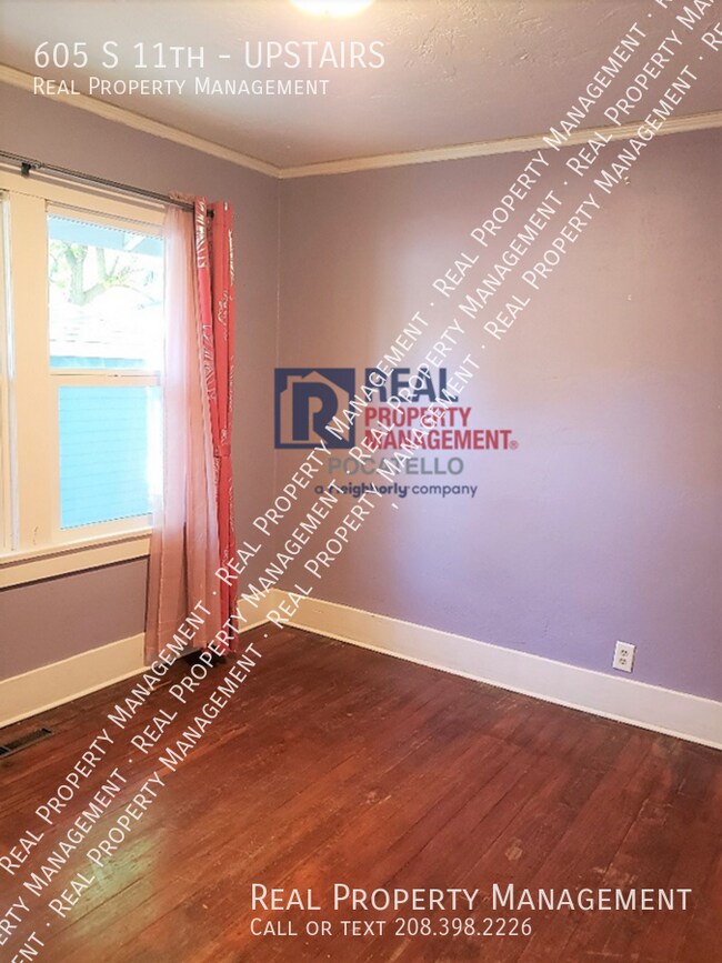 Building Photo - 605 S 11th-UPSTAIRS