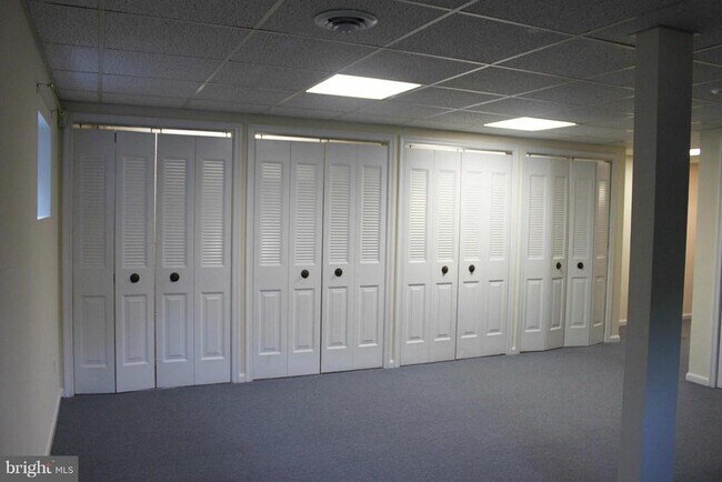 Building Photo - 6210 Cottonwood St