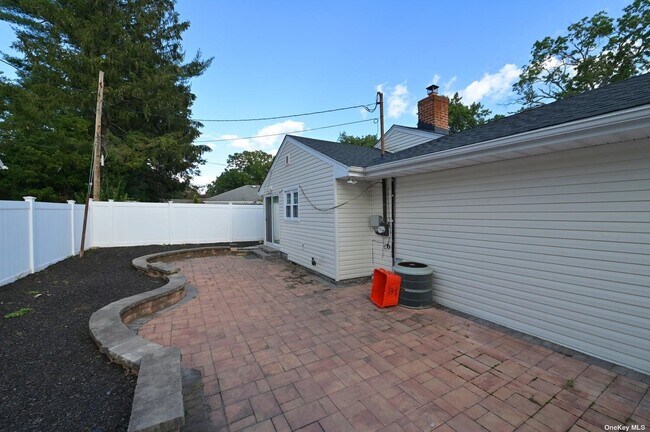 Building Photo - 1656 Putney Rd