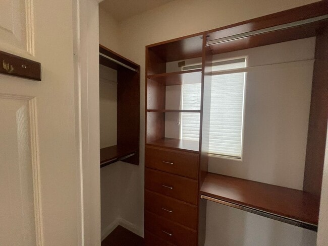 Building Photo - Spacious 3-bedroom, 3-bath townhome in the...