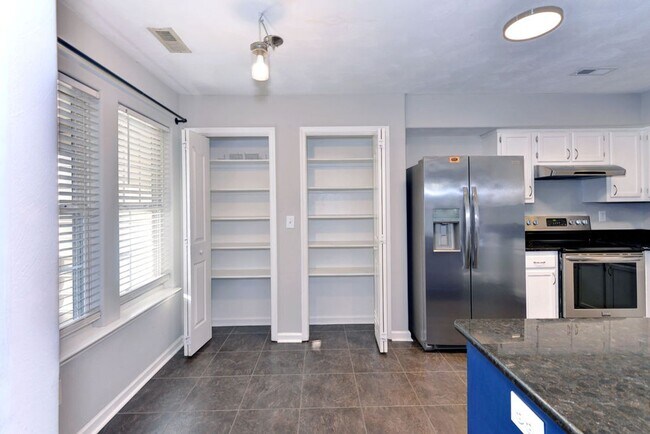 Building Photo - 112 Post Oak Rd