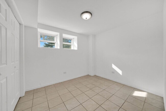 Building Photo - 5527 S Mason Ave