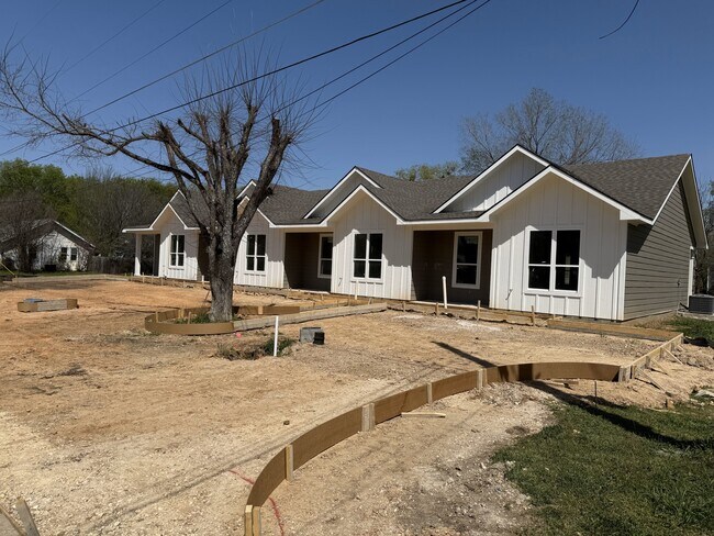 Building Photo - 403 S Temple St