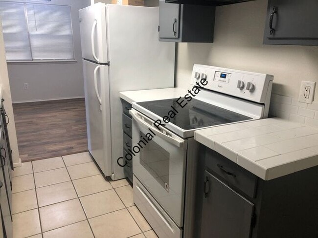 Building Photo - Beautiful, newly renovated, 2 bed 1 1/2 ba...