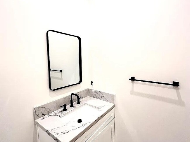 Building Photo - 1675 University Dr