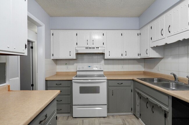 Building Photo - Newly Updated Home!