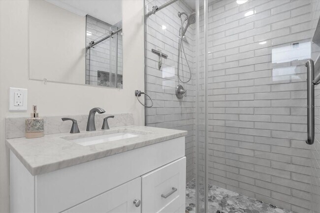 Building Photo - 3800 Pine St