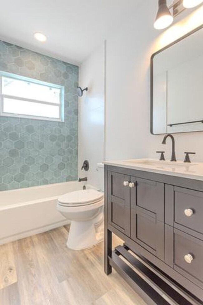 Building Photo - 1717 16th Ct N