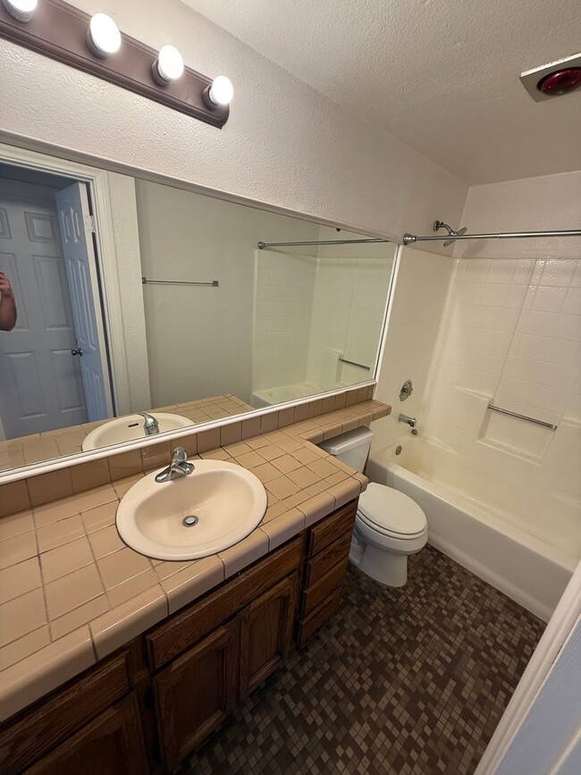 Building Photo - 3702-10 Crown Point Dr