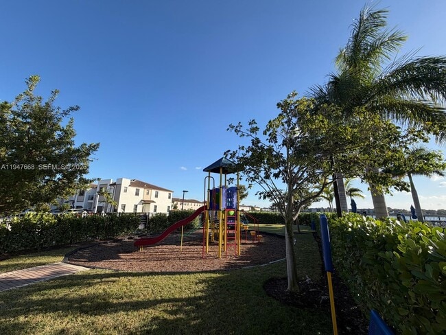 Building Photo - 909 NE 211th St