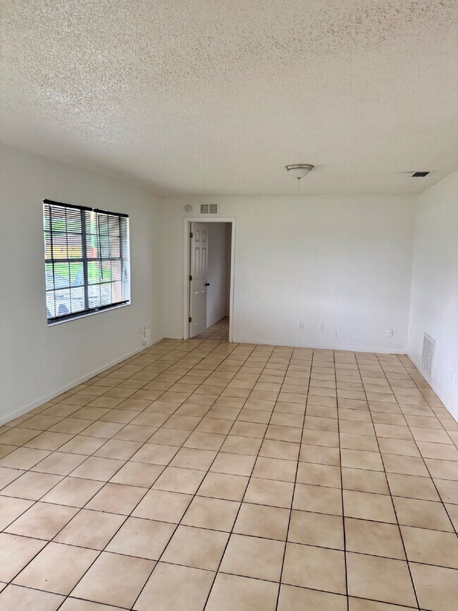Building Photo - 4 Bedroom 1.5 Bathroom House For Rent