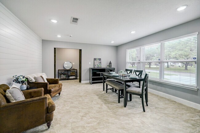 Building Photo - 10903 Hillcroft St