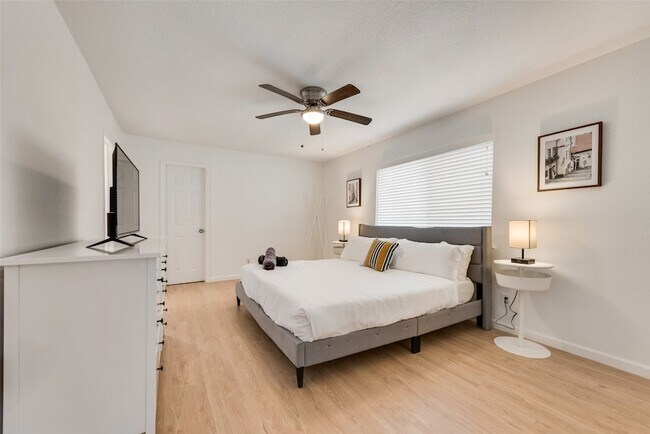 Building Photo - 9230 Millwood Dr