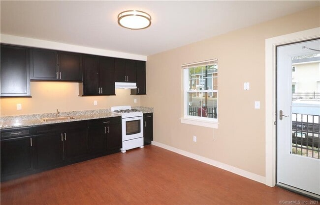 Building Photo - 128 Custer St