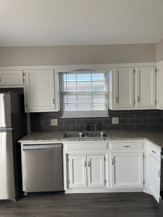 Building Photo - 5617-5623 NW 66th Terrace