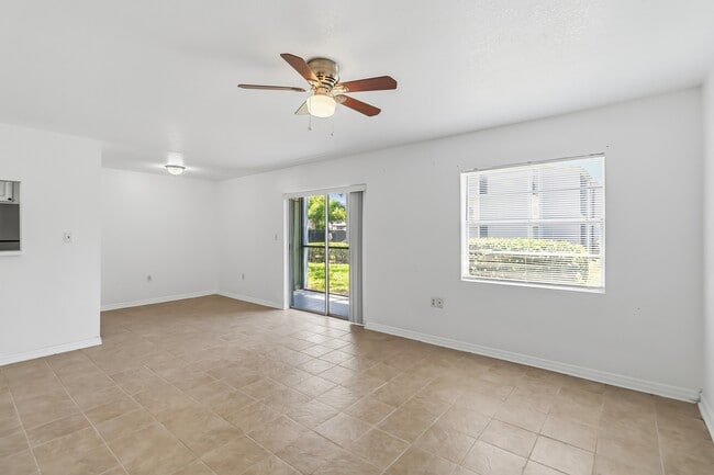 Building Photo - 2569 N Alafaya Trail