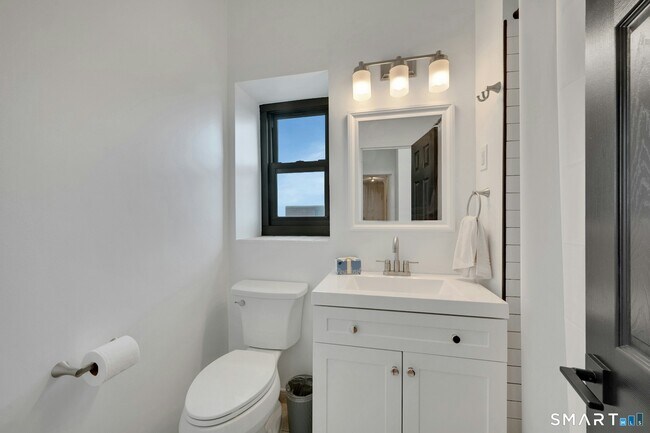 Building Photo - 44 Strawberry Hill Ave