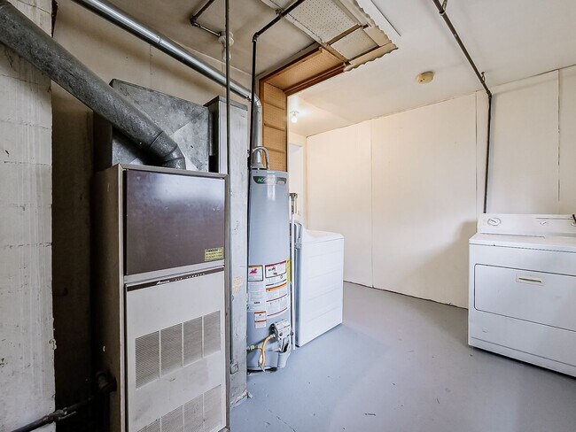 Building Photo - AVAILABLE NOW! SECTION 8 APPROVED! Charming 3-Bedroom Home in Warren!