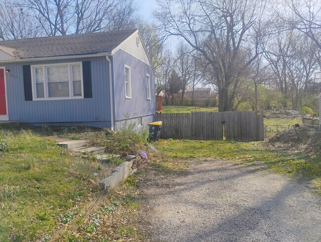 Building Photo - Cozy 2BR Home in KC Northland – Fully Fenced Yard & Fresh Updates