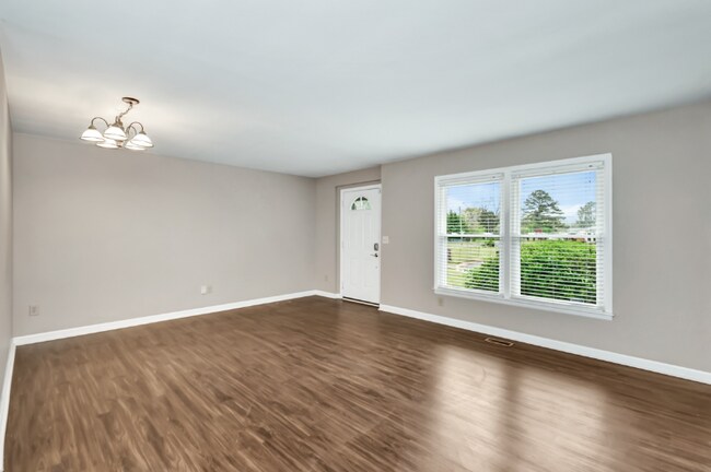 Building Photo - 2804 Thurman Cir SW