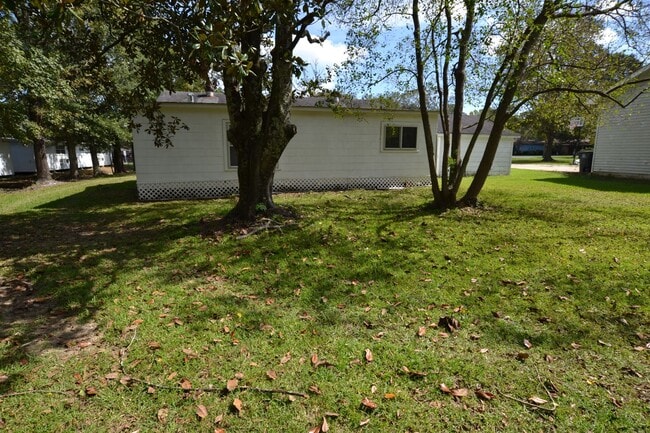 Building Photo - Updated, 3 bedroom, 2 bath home on treed lot in coveted Brownsfield Community