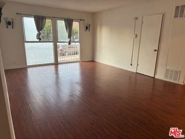 Building Photo - 4106 Rosewood Ave