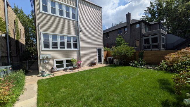 Building Photo - 3754 N Bell Ave