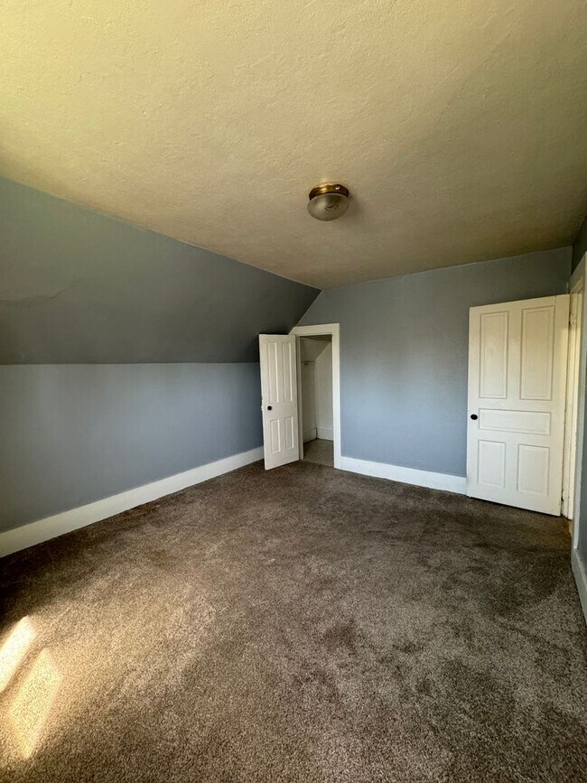 Building Photo - 605 N State St