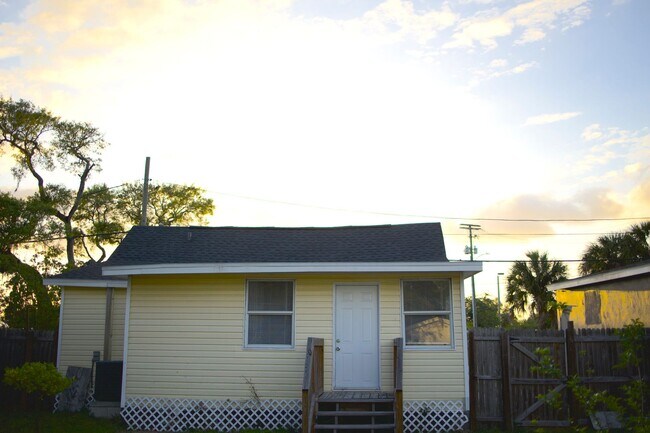 Building Photo - Spacious Clearwater Home with Modern Comforts with Private Backyard! 2bed | 1Bed