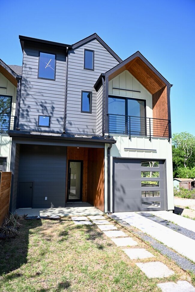 Building Photo - South Austin Oasis
