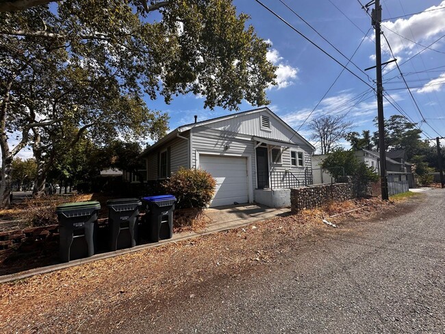 Building Photo - Adorable 3 bedroom, 1.5 bath home in Red B...