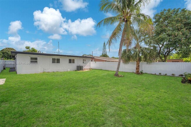 Building Photo - 2572 NW 20th St