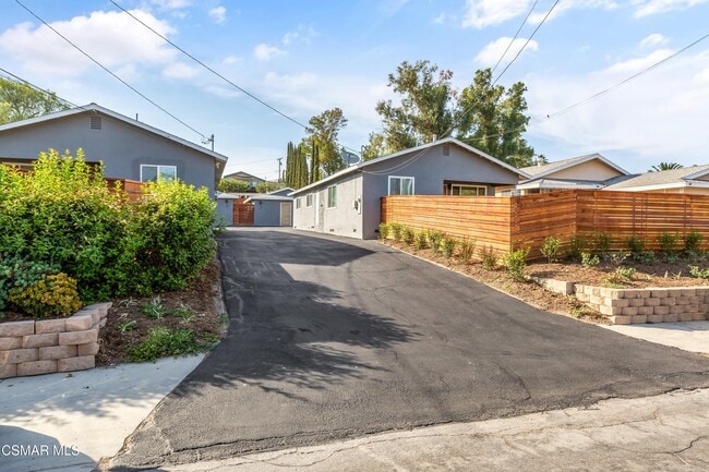 Building Photo - 659 Brossard Dr