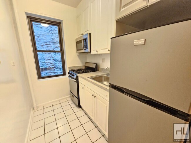 Building Photo - Studio Apartment in Gramercy Park | 4th Fl...