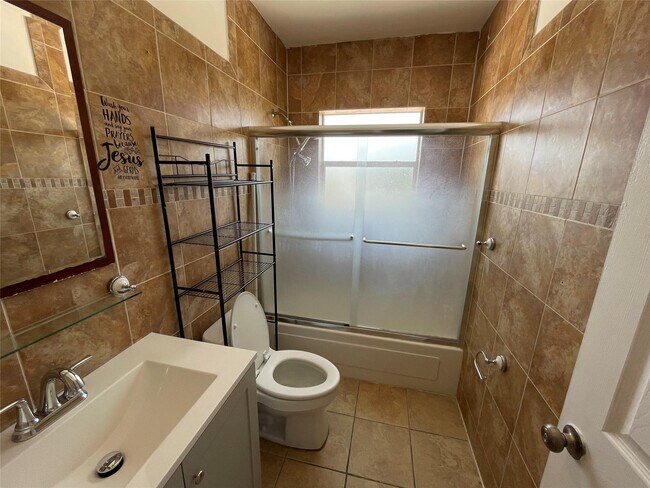 Building Photo - 2420 Johnson St