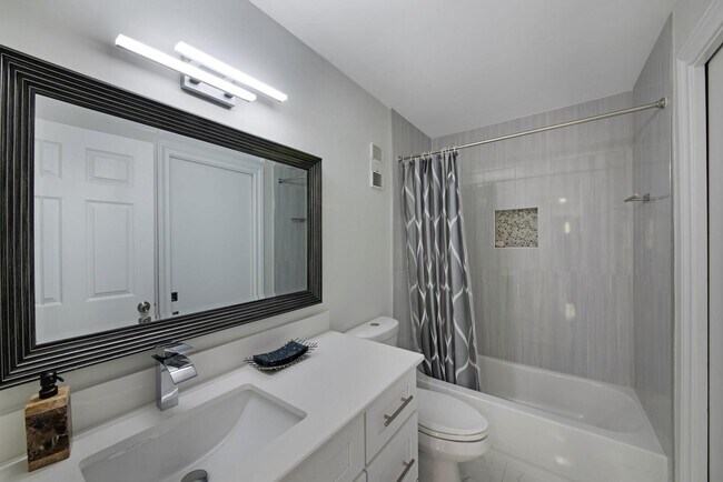 Building Photo - 6241 Pointe Regal Cir