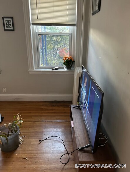 Building Photo - 211 Park Dr