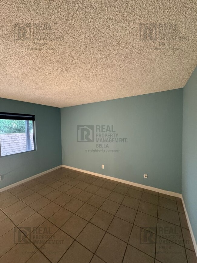 Building Photo - 55+ COMMUNITY- Charming 2-Bed, 2-Bath Home in Desirable 55+ Sunrise Community