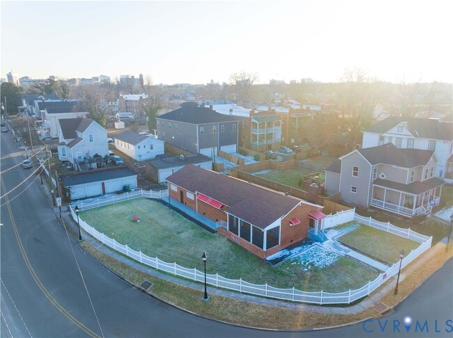 Building Photo - 209 Poe St