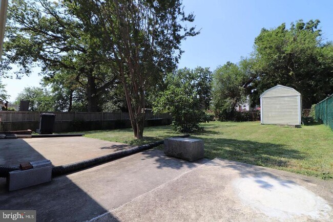Building Photo - 817 Chillum Rd