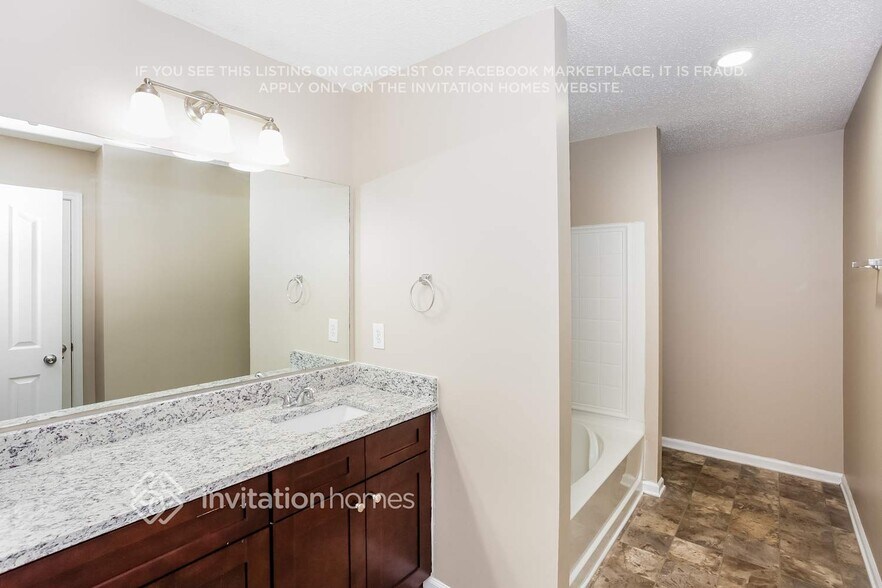 Building Photo - 8138 Chatham Oaks Dr