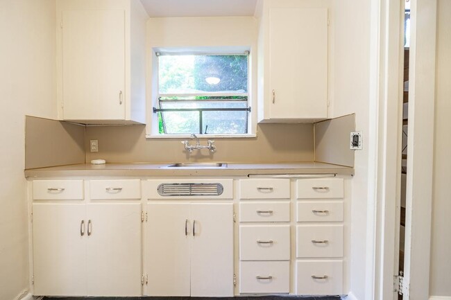 Building Photo - Boylston Court - 1 bedroom