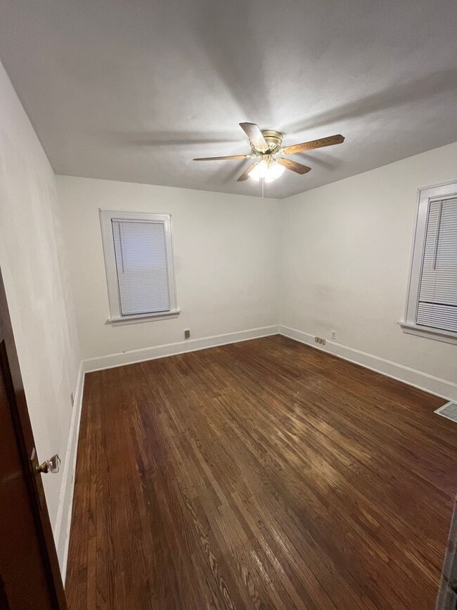 Building Photo - 3 bedroom home available in Rockford