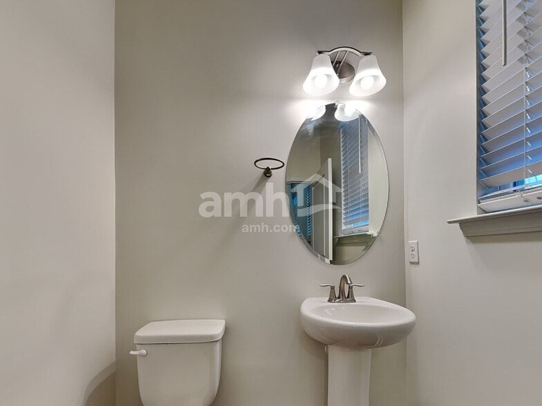 Building Photo - 16 Cherry St