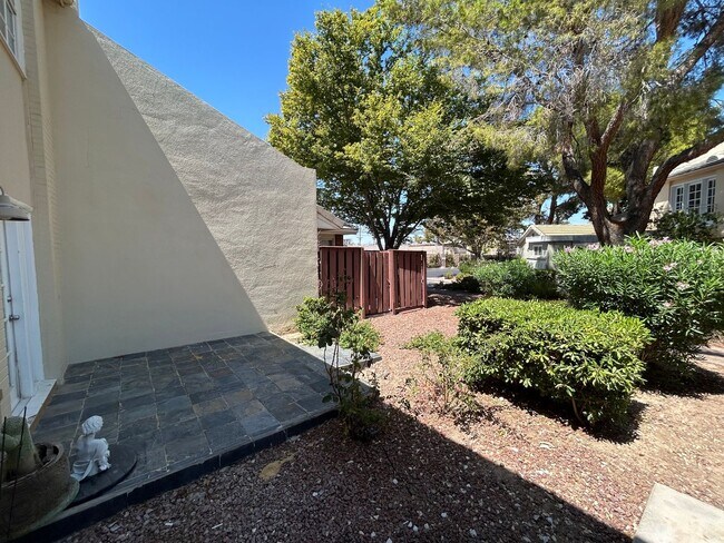 Building Photo - SPACIOUS 2 BEDROOM TOWNHOME IN LAS VEGAS COUNTRY CLUB